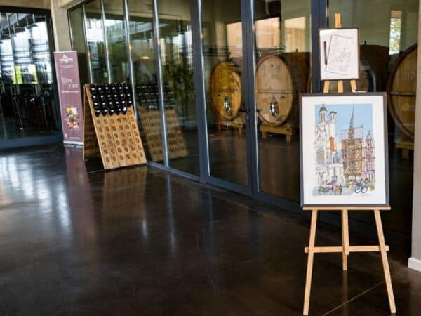 Affiche de l'expo de dessin et carnet de dessin devant chai Domaine de Rocheville
