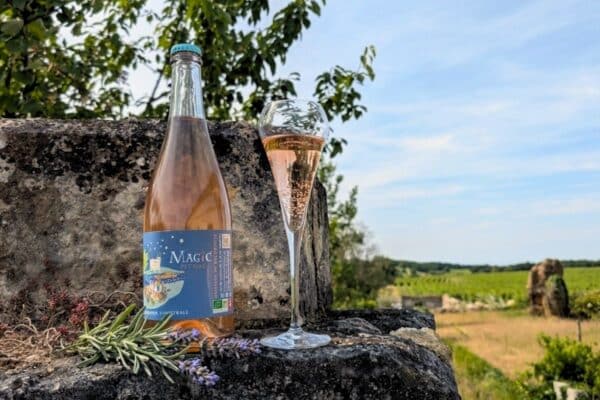 Bouteille et flûte de Magic Pet nat vin pétillant naturel rosé bio
