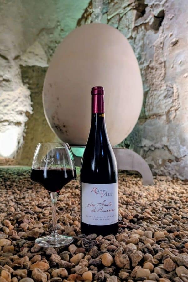 Bouteille de Saumur Champigny Les Hauts de Bourreau et oeuf de grès en cave troglodyte